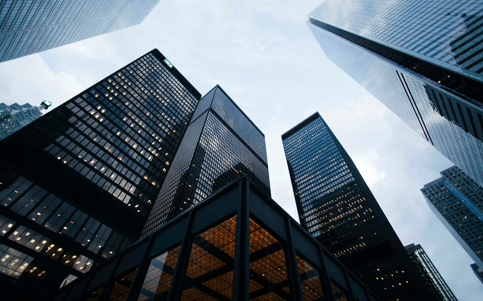 Prédios corporativos vistos de baixo