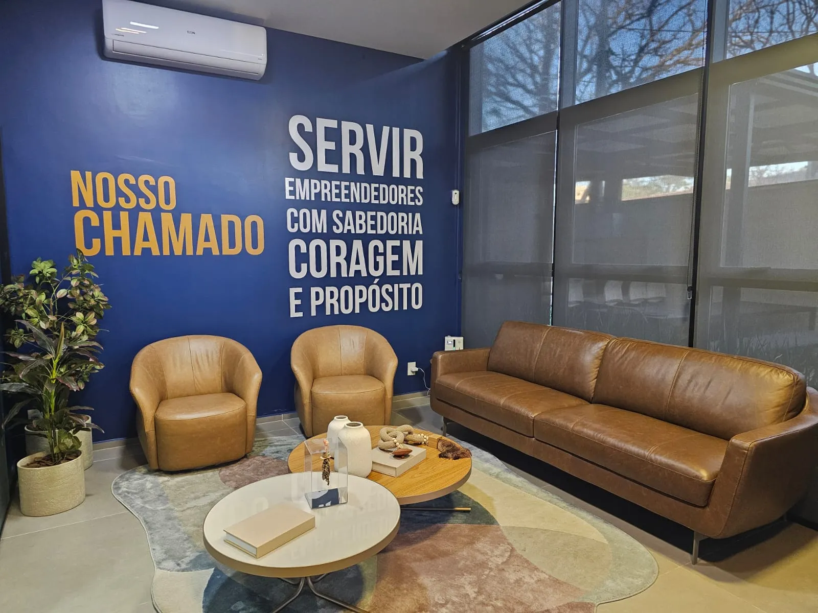 Sala de espera com poltronas, sofá e ar condicionado