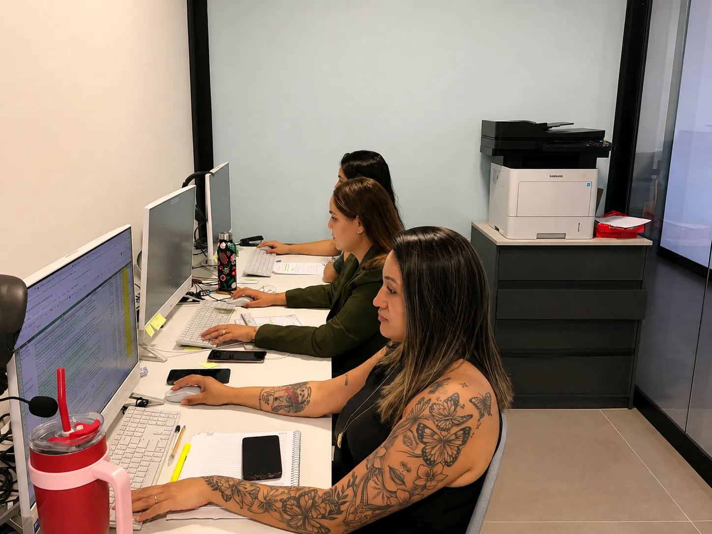 Mulheres trabalhando uma ao lado da outra